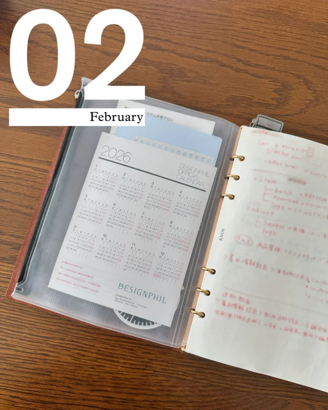 今月の #plotter2026monthlytopic は
【お役立ちアイテム】

■スタッフY：
「お役立ちアイテムと聞いて、PLOTTERのもの以外でもいろいろ考えましたが、
結局役立ってるアイテムはこちらのファスナーケースでした！

PLOTTERのレザーバインダーには、ポケットなどがないので、
ちょっとしたものを収納するのに、
こちらのファスナーケースを使っています＾＾

片方にはいただきもののステッカーや付箋など、
細々したものを入れています！

片面は方眼柄ですが、
もう片面は柄なしの半透明になっているため中身が確認できるので、
カレンダーが見えるように入れています。

もう片方はペンケースのような感じで、ペンを入れています！

ファスナーケースに必要なものをちょこちょこ入れておけば、
この手帳1冊だけ持ち歩いても問題ないので役立っています♪」

みなさんもぜひ #plotter_お役立ちアイテム のハッシュタグをつけて投稿してください♪
.
.
.
.
.
.
.
.
.
#plotter #plotter_life #youareaplotter plotter2026monthlytopic
プロッター