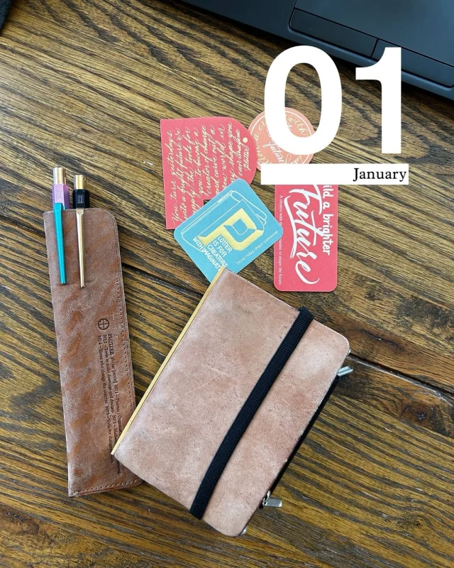 今月の #plotter2026monthlytopic は
【PLOTTERの意外な使い方】

■スタッフＣ：
「私はPLOTTERを"名刺入れ"として使っています。

もはやPLOTTER界隈の方々からすると、意外な使い方ではないかもしれませんが…

M5サイズのレザーカードケースを入れて、名刺入れとして活用しています。
名刺交換の際、レザーバインダーに興味を持ってくださる方もいて嬉しいです。

また、ファスナーケースを入れてステッカーや細々したものを持ち歩いているので、ポーチのような感覚です。

みなさんの意外な使い方を見て、もっと勉強します！」

みなさんもぜひ #plotter_plotterの意外な使い方 のハッシュタグをつけて投稿してください♪
.
.
.
.
.
.
.
.
.
#plotter #plotter_life #youareaplotter 
#プロッター