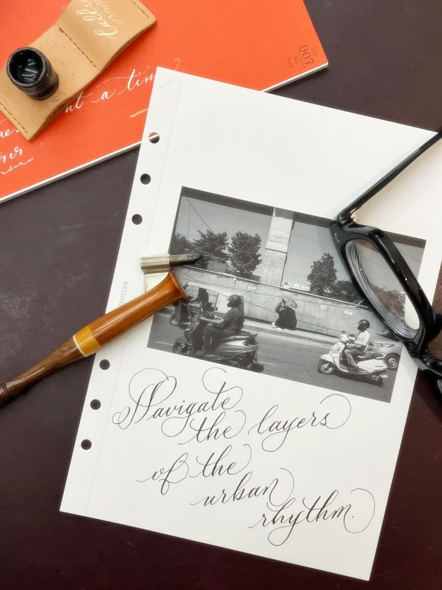 写真とカリグラフィーのコラボ、やってみました。このフォトグラファーに、なんでも楽しんでください！とお言葉をいただいたので、写真からイメージできる、PLOTTERらしい一文を足してみました。ジャンルの違うアートのコラボレーションが楽しめるのも、バラバラになるリフィルのなせる技だな〜と思うのでした。

I tried my hand at a collaboration between photography and calligraphy. After taking this photo and printing it on drawing paper, the photographer told me, “Enjoy it however you like!” So I added a sentence to the paper that captures the essence of PLOTTER, inspired by the image in the photo. I think the ability to enjoy collaborations between different art genres is one of the magic tricks of refills that come apart.

.
.
.
.
.
.
.
.
#plotter #plotter_life 
#プロッター #レザーバインダー #plottertokyo