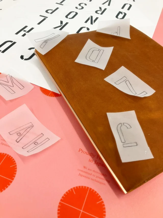 いよいよ明日、PLOTTER TOKYO初のハンドペイントイベントが期間限定でスタート(※こちらの予約枚数は終了いたしました)
PLOTTER TOKYOエクスクルーシブのNEWフォントタイプ“ステンシル”の新たな境地へ！
皆さんの仕上がりを見るのが楽しみ！そして皆さんとPLOTTERを語らうのが楽しみ！
PLOTTER TOKYOならではのエクスペリエンスを堪能してくださいね。お待ちしております！

Tomorrow marks the start of PLOTTER TOKYO's first-ever limited-time hand-painting event! (※Reservations for this event are now closed)
Discover new frontiers with PLOTTER TOKYO's exclusive NEW font type “Stencil”!
We can't wait to see your finished pieces! And we're excited to chat with you all about PLOTTER!
Enjoy an experience unique to PLOTTER TOKYO. We look forward to seeing you!

.
.
.
.
.
.
.
.
#plotter #plotter_life 
#プロッター #レザーバインダー #plottertokyo