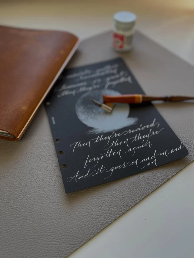 懐かしいブラックペーパーリフィル。PLOTTERの最初のポップアップイベントで作ったリミテッドリフィルでした。白いインクが映えますね。また書き見本を作ったので、店内のどれかのレザーバインダーに挟んでおきます。

The nostalgic black paper refill. It was a limited edition refill made for PLOTTER's first pop-up event. The white ink really stands out. I've made another writing sample, so I'll slip it into one of the leather binders in the store.
.
.
.
.
.
.
#plotter #plotter_life 
#プロッター #レザーバインダー #plottertokyo