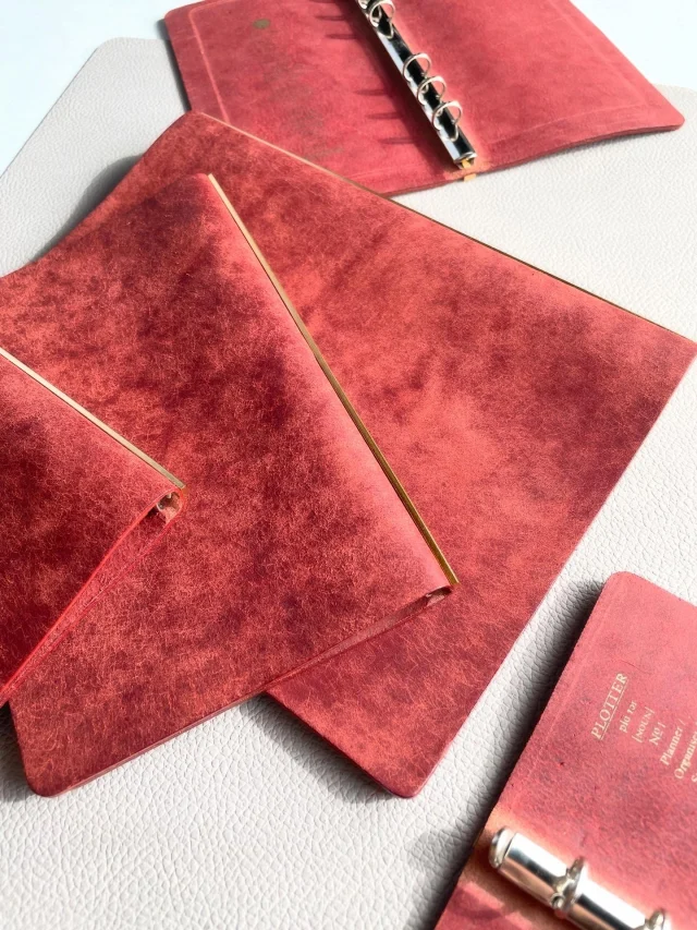 2025のリミテッドエディション“プエブロBOX”レッドブラウン
A5サイズはまだ比較的PLOTTER TOKYOにありますよ。　　

2025 Limited Edition “Pueblo BOX” Red Brown
The A5 size is still relatively available at PLOTTER TOKYO.
　
---

PLOTTER TOKYOでしか買えない「プエブロリミテッドBOX」です。あらためて、こうして撮ると、すごく直感的に響くレッドブラウンだなと思うわけです。さらに、プエブロの唯一無二の表情が加わると、それはそれはずっと眺めていたくなる。視覚からクリエイティブな発想をいただけそうな、色と革の力を感じます。

The "Pueblo Limited Box" is exclusively available at PLOTTER TOKYO. Seeing it photographed like this, I realize how deeply that red-brown resonates intuitively. Add Pueblo's uniquely expressive character, and you'll find yourself wanting to gaze at it endlessly. I feel the power of color and leather—it seems capable of sparking creative ideas through sight alone.

プエプロに託した変化する力

「プエブロ」は、イタリア・トスカーナの名門バダラッシカルロ社を代表するレザー。
表面を起毛させた独特の仕上げにより、新品時はマットで荒々しい質感を見せます。ですが、起毛した観維が使うほどになじみ、手の油分や時間を受け止めることで、豊かな艶と色の濃さにじみ出てきます。
わずか数ヶ月、その変化の大きさに驚かされ、数年後にはまるで別のもののように育つ個性あふれるイタリアンレザー。
「変化することが当たり前」とされるプエブロはまさにPLOTTERが大切にする・創造の過程を愉しむスピリットを象徴する素材です。

.
.
.
.
.
.
.
.
#plotter #plotter_life #drawtoday #shapetomorrow #planner