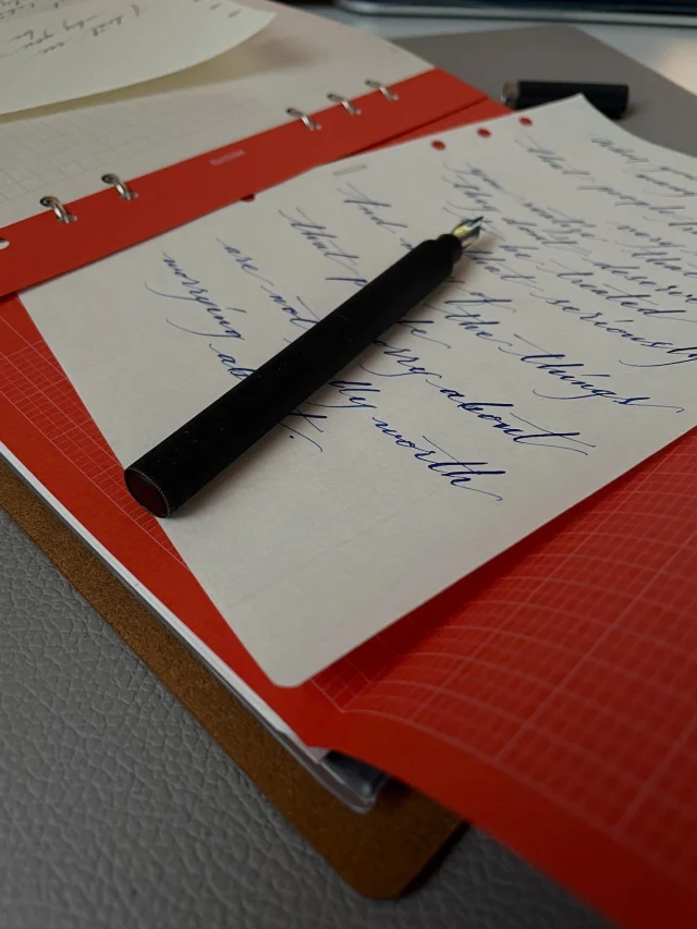 紙製だけど、メモリフィルより厚めだから、カリグラフィーの作品も大事に包んでくれる“プロジェクトマネージャー”
バラバラのメモリフィルをプロジェクトマネージャーでホールドする。PLOTTERたちの儀式のようになってきました。

Though made of paper, it's thicker than memo refill, so it carefully wraps calligraphy pieces too—the “Project Manager.”
Holding scattered memo refill with the Project Manager. It's become like a ritual for the PLOTTERs.
.
.
.
.
.
.
#plotter #plotter_life #youareaplotter #プロッター #プロジェクトマネージャー