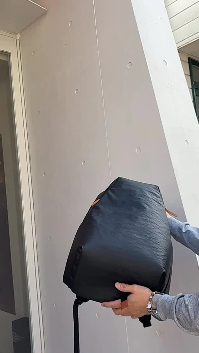 PLOTTER NEWデイパック“FOLD”
オールブラックとブラック✖️ナチュラルの2色展開で登場。

このエアー感、ぜひ体験してみてください！

PLOTTER NEW Daypack “FOLD”
Available in two colorways: All Black and Black × Natural.

Experience this airy feel for yourself!

---
密かに開発してました！PLOTTERのためのNEWデイパック。このデザインとコンセプト、そして機能性に惚れました。

とにかく軽い
無茶苦茶丈夫
雨にも強い
身体に吸い付くようなフィット感
肩が痛くならない

知る人ぞ知る  @we_me.jp  とのダブルネームコラボ！
長年のバッグ作りのノウハウが光ります。

引き手の数々はPLOTTERレザーバインダーとお揃いのプエブロ仕様(ブラックとナチュラルの2色展開)

すっかりヘビーユースとなったモニタリングテストを経てようやくのお披露目です！

一個ずつ作る超手作り生産。一個お求めいただいたらまた作る、という日本の手仕事プロセスをPLOTTERは大切にしていきます。

We've been secretly developing it! A NEW daypack for PLOTTER. We fell in love with this design, concept, and functionality.

Ultra lightweight
Incredibly durable
Rain resistant
Snug fit that hugs your body
Shoulder-friendly design

A double-branded collaboration with the well-known @we_me.jp!
Years of bag-making expertise shine through.

Multiple zipper pulls feature the same Pueblo leather as PLOTTER's leather binders (Available in Black and Natural)

Finally unveiled after undergoing rigorous heavy-use monitoring tests!

Each piece is meticulously handmade. PLOTTER cherishes this Japanese artisanal process: we make another piece only after one is purchased..

.
.
.
.
.
.
.
#plotter #plotter_life 
#プロッター #レザーバインダー #plottertokyo