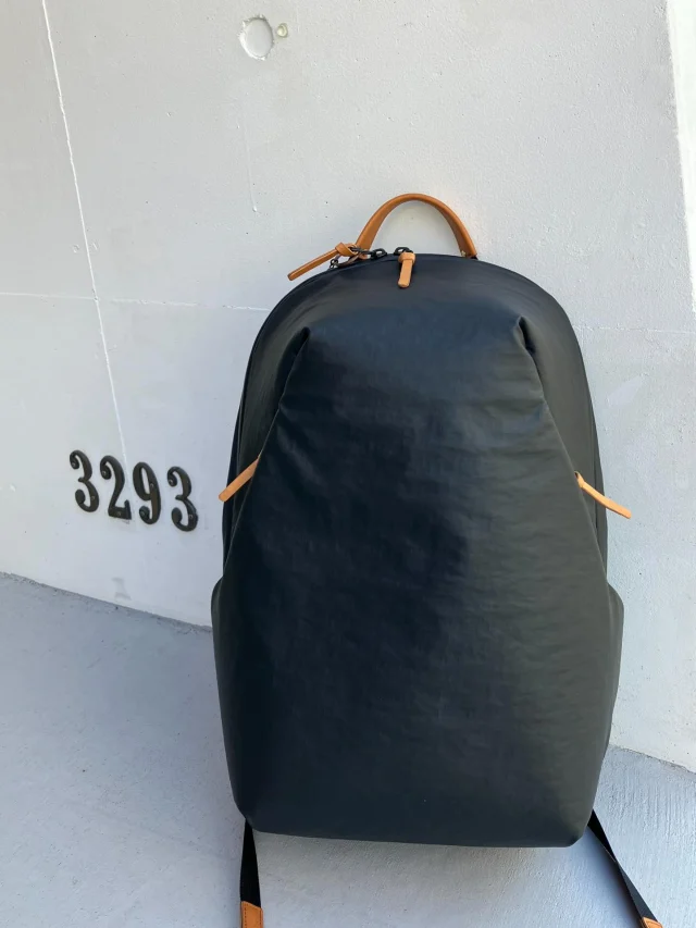 PLOTTER NEWデイパック“FOLD”
レザーバインダーのシンプルコンセプトと同じように、一枚の生地で包み込むようにデザイン、設計されました。
内装はPLOTTER特別仕様のライトグレーに。明るくすることで、目的のものが圧倒的に探しやすくなります。
パソコン保護用のクッション入りポケットと、ストレッチする小物用ポケットが機能的。
外側は両サイドにジッパーポケット(貴重品入れに便利！)と、傘やペットボトルなどがサッと入れられるポケット(私はここにM5レザーバインダーを忍ばせています)
が配置されています。

超シンプルな見た目で、無茶苦茶機能的。ぜひお店で体験を！！

PLOTTER NEW Daypack “FOLD”
Designed and engineered to wrap around like a single piece of fabric, just like the simple concept of a leather binder.
The interior features PLOTTER's special light gray lining. The bright color makes finding what you need significantly easier.
Functional features include a cushioned pocket for laptop protection and a stretchy pocket for small items.
The exterior features zippered pockets on both sides (great for valuables!) and a quick-access pocket for items like umbrellas or water bottles (I stash my M5 Leather Binder here).

Super simple look, insanely functional. Come experience it in-store!!

---
密かに開発してました！PLOTTERのためのNEWデイパック。このデザインとコンセプト、そして機能性に惚れました。

とにかく軽い
無茶苦茶丈夫
雨にも強い
身体に吸い付くようなフィット感
肩が痛くならない

知る人ぞ知る  @we_me.jp  とのダブルネームコラボ！
長年のバッグ作りのノウハウが光ります。

引き手の数々はPLOTTERレザーバインダーとお揃いのプエブロ仕様(ブラックとナチュラルの2色展開)

すっかりヘビーユースとなったモニタリングテストを経てようやくのお披露目です！

一個ずつ作る超手作り生産。一個お求めいただいたらまた作る、という日本の手仕事プロセスをPLOTTERは大切にしていきます。

Each piece is meticulously handmade. PLOTTER cherishes this Japanese artisanal process: we make another piece only after one is purchased..

.
.
.
.
.
.
.
#plotter #plotter_life 
#プロッター #レザーバインダー #plottertokyo