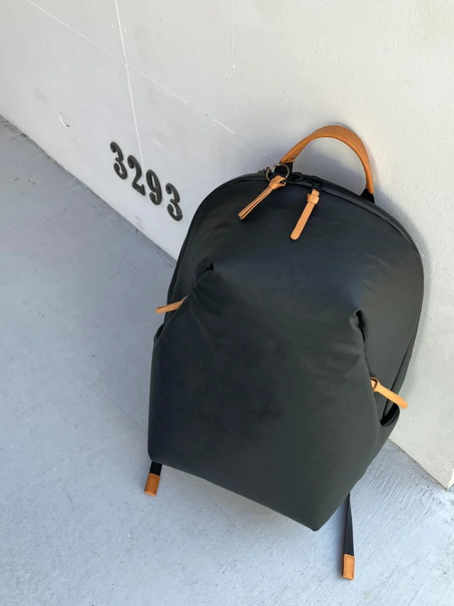 密かに開発してました！PLOTTERのためのNEWデイパック。このデザインとコンセプト、そして機能性に惚れました。

とにかく軽い
無茶苦茶丈夫
雨にも強い
身体に吸い付くようなフィット感
肩が痛くならない

知る人ぞ知る  @we_me.jp  とのダブルネームコラボ！
長年のバッグ作りのノウハウが光ります。

引き手の数々はPLOTTERレザーバインダーとお揃いのプエブロ仕様(ブラックとナチュラルの2色展開)

すっかりヘビーユースとなったモニタリングテストを経てようやくのお披露目です！

一個ずつ作る超手作り生産。一個お求めいただいたらまた作る、という日本の手仕事プロセスをPLOTTERは大切にしていきます。

We've been secretly developing it! A NEW daypack for PLOTTER. We fell in love with this design, concept, and functionality.

Ultra lightweight
Incredibly durable
Rain resistant
Snug fit that hugs your body
Shoulder-friendly design

A double-branded collaboration with the well-known @we_me.jp!
Years of bag-making expertise shine through.

Multiple zipper pulls feature the same Pueblo leather as PLOTTER's leather binders (Available in Black and Natural)

Finally unveiled after undergoing rigorous heavy-use monitoring tests!

Each piece is meticulously handmade. PLOTTER cherishes this Japanese artisanal process: we make another piece only after one is purchased..

.
.
.
.
.
.
.
#plotter #plotter_life 
#プロッター #レザーバインダー #plottertokyo