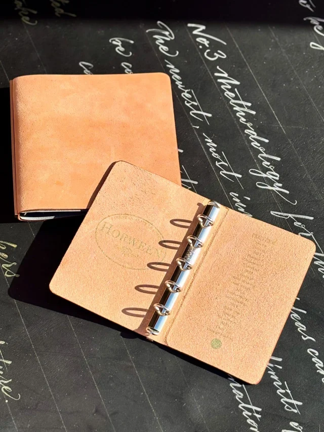 【再入荷・新商品のお知らせ】

長らくお品切れとなっておりましたホースバットのM5サイズが
1月26日(月)に再入荷が決定いたしました。
併せて、同商品のM5スクエアサイズも旗艦店限定で販売いたします。

今回納品分は個性豊かなものが多くございますので
ぜひ店頭にて馬のストーリーを思い浮かべながら
バインダー選びをお楽しみください。

レザーバインダー　Horse Spirit Hide
M5スクエアサイズ　¥14,300(税込)

※お一人様一点までとさせていただきます。
※ご来店のタイミングによっては欠品の場合もございます。
※数量限定でスクエアリフィルも旗艦店にてご購入いただけます。