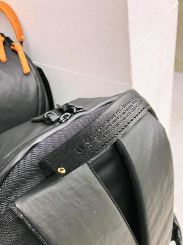 紹介し忘れていました！
PLOTTER NEWデイパック“FOLD”の手提げ引き手には、もちろんプエブロをあしらっており、PLOTTERのプロダクトコンセプトを刻印してあります。

I forgot to mention!
The carry handle on the PLOTTER NEW Daypack “FOLD” features Pueblo leather, of course, and is engraved with PLOTTER's product concept.

---

レザーバインダーのシンプルコンセプトと同じように、一枚の生地で包み込むようにデザイン、設計されました。
内装はPLOTTER特別仕様のライトグレーに。明るくすることで、目的のものが圧倒的に探しやすくなります。
パソコン保護用のクッション入りポケットと、ストレッチする小物用ポケットが機能的。
外側は両サイドにジッパーポケット(貴重品入れに便利！)と、傘やペットボトルなどがサッと入れられるポケット(私はここにM5レザーバインダーを忍ばせています)
が配置されています。

超シンプルな見た目で、無茶苦茶機能的。ぜひお店で体験を！！

PLOTTER NEW Daypack “FOLD”
Designed and engineered to wrap around like a single piece of fabric, just like the simple concept of a leather binder.
The interior features PLOTTER's special light gray lining. The bright color makes finding what you need significantly easier.
Functional features include a cushioned pocket for laptop protection and a stretchy pocket for small items.
The exterior features zippered pockets on both sides (great for valuables!) and a quick-access pocket for items like umbrellas or water bottles (I stash my M5 Leather Binder here).

Super simple look, insanely functional. Come experience it in-store!!

—
密かに開発してました！PLOTTERのためのNEWデイパック。このデザインとコンセプト、そして機能性に惚れました。

とにかく軽い
無茶苦茶丈夫
雨にも強い
身体に吸い付くようなフィット感
肩が痛くならない

知る人ぞ知る  @we_me.jp  とのダブルネームコラボ！
長年のバッグ作りのノウハウが光ります。

引き手の数々はPLOTTERレザーバインダーとお揃いのプエブロ仕様(ブラックとナチュラルの2色展開)

すっかりヘビーユースとなったモニタリングテストを経てようやくのお披露目です！

一個ずつ作る超手作り生産。一個お求めいただいたらまた作る、という日本の手仕事プロセスをPLOTTERは大切にしていきます。

Each piece is meticulously handmade. PLOTTER cherishes this Japanese artisanal process: we make another piece only after one is purchased..

.
.
.
.
.
.
.
#plotter #plotter_life 
#プロッター #レザーバインダー #plottertokyo