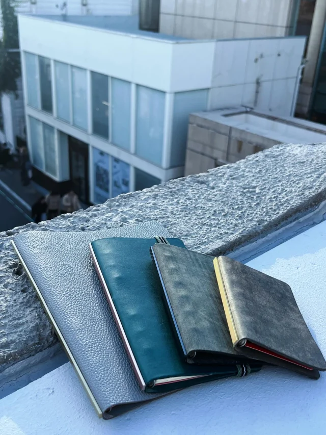 PLOTTERレザーバインダーのブルーグレーでクールな仲間たち。
左から
シュリンクA5グレー→リスシオバイブルブルー→ホースヘアーIIグレー→プエブロミニネイビー

PLOTTER Leather Binders' Cool Companions in Blue-Gray.
From left:
Shrink A5 Gray → Liscio Bible Blue → Horsehair II Gray → Pueblo Mini Navy

.
.
.
.
.
.
.
.
.
#plotter #plotter_life #drawtoday #shapetomorrow #planner