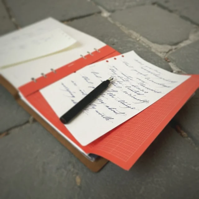 どんな時も肌身離さず、どんな時もアイデアを受け止めてくれるレザーバインダー。日々自分のものになっていく道具感が漂う。

A leather binder that stays close at hand at all times, ready to capture your ideas whenever inspiration strikes. It carries the feel of a tool that grows more personal with each passing day.
.
.
.
.
.
.
.
#plotter #plotter_life #drawtoday #shapetomorrow