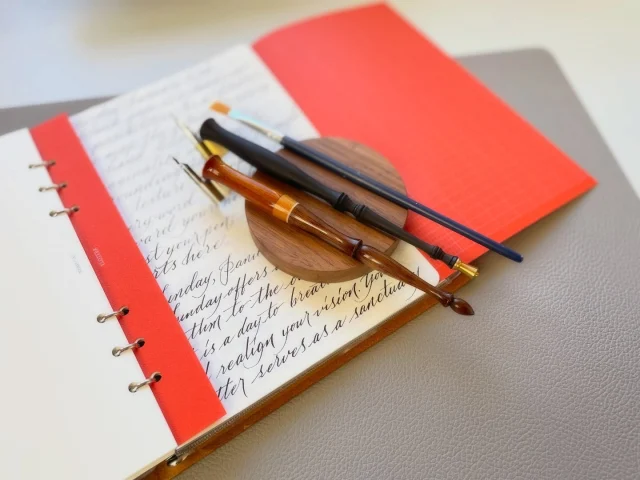 今年はA5のレザーバインダーに返り咲きしました。やはり自分にはクリエイティブな作業を受け止めてくれるこの広い紙面が必要です。
そして、今年は英語の勉強も兼ねて無地のリフィルに英文日記を書くことを決意し日々なんとか頑張ってます。
あらためて、線に囚われない無地の魅力にハマっています。

This year, I've returned to using an A5 leather binder. After all, I need this spacious paper surface to accommodate my creative work.
And this year, I've resolved to write my English diary on blank refills as part of my language studies, and I'm doing my best to keep it up daily.
I'm rediscovering the charm of blank pages, free from the constraints of lines.

.
.
.
.
.
.
.
#plotter #plotter_life #drawtoday #shapetomorrow