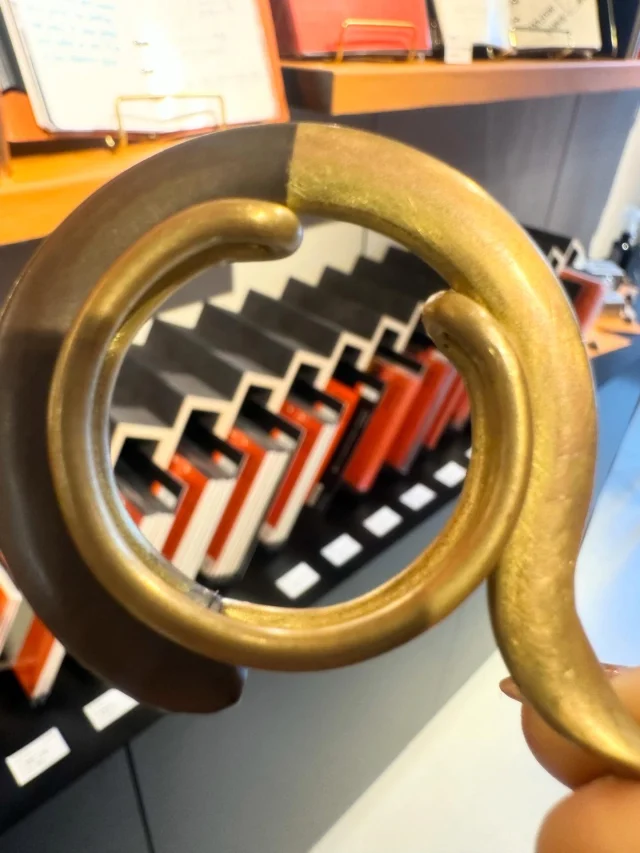 Finding PLOTTER TOKYO / Vol.02

いつもの風景も、視点を少し変えるだけで、全く新しい発見があります。私たちが大切にしている素材の質感、
空間を構成するディテール。その断片をズームアップしてお届けします。

さて、この一枚。

PLOTTER TOKYO店内の、どの場所か分かりますか？
分かった方は、ぜひコメント欄で教えてください。
今度お店にいらした際は、答え合わせも楽しんでみてくださいね。

Even familiar scenes reveal entirely new discoveries with just a slight shift in perspective.
The textures of materials we cherish,
the details that compose a space.
We zoom in on these fragments to share them with you.

Now, this one image.

Can you guess where in the PLOTTER TOKYO store this was taken?
If you know, please share your answer in the comments section.
Next time you visit the store, enjoy checking your answer too.

.
.
.
.
.
.
.
.
#FindingPLOTTERTOKYO
#PLOTTERTOKYO #PLOTTER
#プロッター #プロッター東京