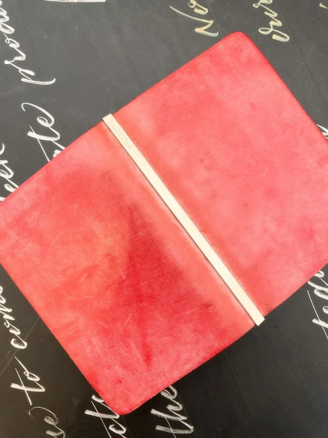 先日はこんな素敵にエイジングした限定レザーバインダーに出会えましたよ。こちらは以前、あるお店で限定販売した“ホワイトベール”というリミテッドレザーバインダーのレッド。数年経ちますが、まだそのホワイトWaxは健在ですね！

I recently encountered a limited-edition binder that has developed such a lovely patina. This is the "White Veil" Red, once released as a special edition at a specific store. Even after all these years, the white wax remains beautifully intact.
.
.
.
.
.
.
.
#PLOTTER #PLOTTERTOKYO #LeatherBinder #StationeryAddict #Aging