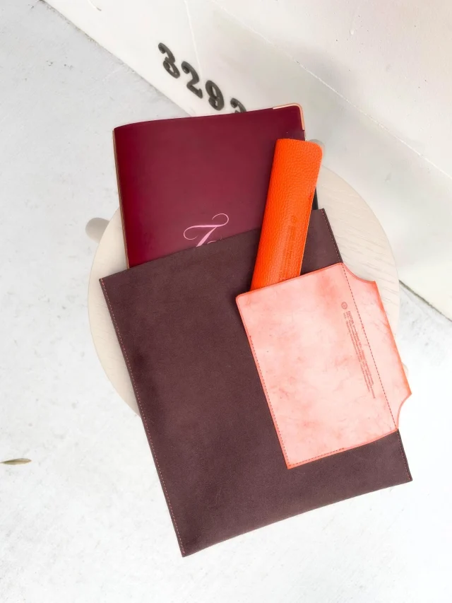 また素敵なレザーバインダーたちに出会えました。これはリスシオA5サイズのワインですね。とある卸店限定のレザーバインダーケースとのカラーコーディネーションが抜群。そこに、PLOTTER TOKYO限定の余り革製“シュリンクオレンジ”のペンシースが加わりました！

Met more amazing leather companions today. This Liscio A5 Wine looks incredible paired with a wholesaler-exclusive case. The final touch? A PLOTTER TOKYO exclusive "Shrink Orange" pen sheath made from upcycled leather. What a combo!
.
.
.
.
.
.
#PLOTTER #PLOTTERTOKYO #LeatherBinder #StationeryAddict #Aging