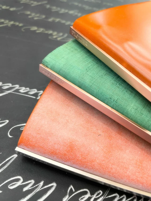 PLOTTER TOKYOで出会えたユーザーの相棒たちシリーズ。今回は、PLOTTER TOKYO限定ではなく、全国のどこかで展開していた限定レザーバインダーたち。いつもこうして、肌身離さずお持ちいただけていることに心より感謝！これからもたくさん育ちますように！

Our series featuring users' companions met at PLOTTER TOKYO. This time, we’re showcasing limited-edition leather binders released at various locations across Japan, not just at our Tokyo store. We are truly grateful to see them becoming such an essential part of your daily lives. May they continue to grow and age beautifully alongside you!
.
.
.
.
.
#PLOTTER #PLOTTERTOKYO #LeatherBinder #StationeryAddict #Aging