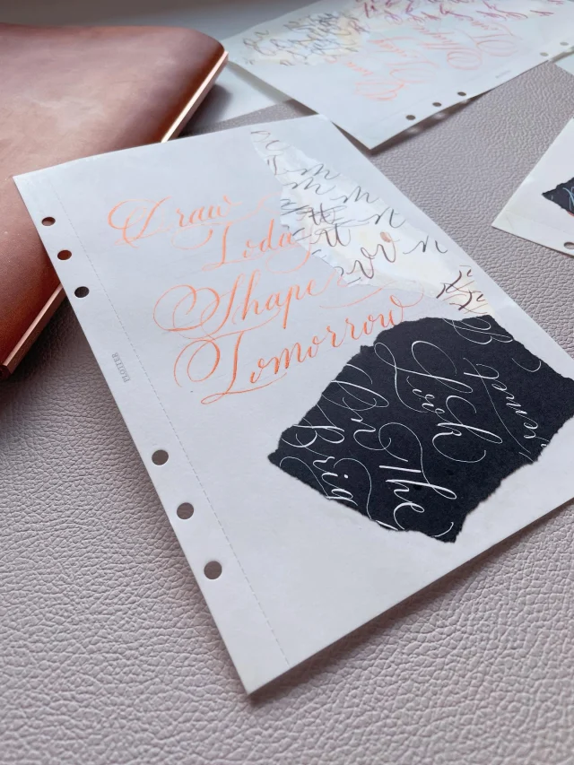 PLOTTERのドローイングペーパーにはクラフトのポテンシャルがあるなーと感じる時がある。ロウビキペーパーにしてしまえ！と思い切ったら、いい感じの透け感と板感が出て、新しいディバイダー的な存在に！？無意味に貯めていた、練習の切れ端も何気なくコラージュしてしまえば、簡単にアートになってしまったり。新しいクリエイションを見つけた気分。

Sometimes I feel that PLOTTER’s Drawing Paper has so much potential for crafting. I took the plunge and turned it into waxed paper! The result is a lovely translucency and a nice sturdiness—it’s like I’ve created a whole new kind of divider. Even the practice scraps I’d been hoarding for no reason turned into instant art just by collaging them. I feel like I’ve discovered a new form of creation.
.
.
.
.
.
.
.
.
.
.
.
#plotter #plotter_life #drawtoday #shapetomorrow #a5