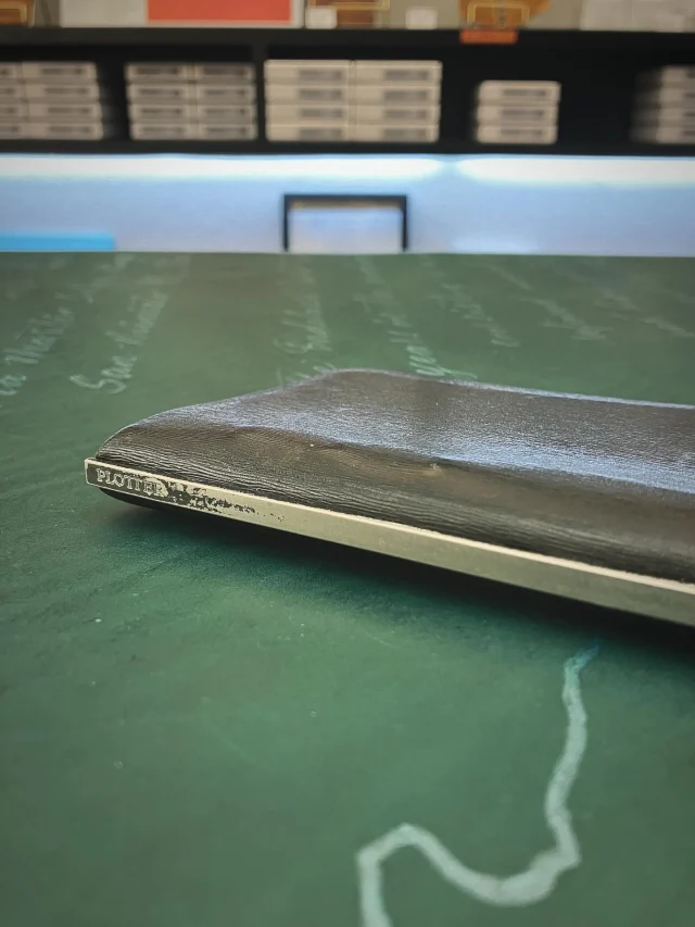 また激レアなお客様のアイテムに遭遇できました！初代ホースヘアーのナローブラック。革もさることながら、ブラックバックプレートのこのエイジングが半端ない！！愛されているな〜と感じてしまった一冊だったのでした。

I encountered another super rare gem from a customer! It’s the first-generation Horse Hair in Narrow Black. The leather is stunning, but the patina on this black backplate is absolutely insane!! You can truly feel how much this binder has been loved over the years.
.
.
.
.
.
.
#PLOTTER #PLOTTERTOKYO #LeatherBinder #StationeryAddict #Aging