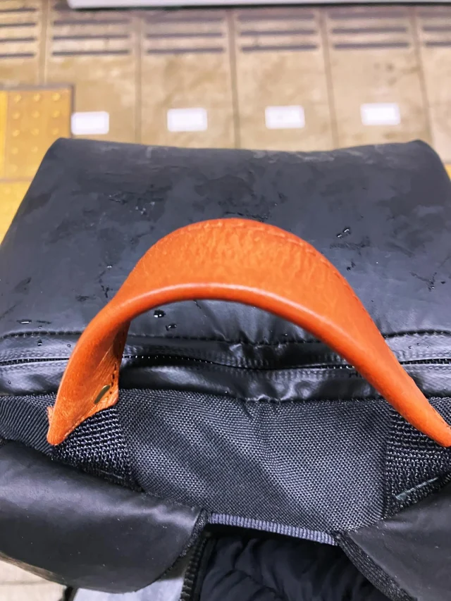 PLOTTER TOKYOオリジナルデイパックが本領を発揮する日。いくら大きな傘を差していても多少は雨に濡れてしまいますよね。このデイパック“FOLD”に使われているコーデュラファブリックは極細番手の糸で織られており、丈夫なのはもちろん、撥水性も抜群。さらに開閉部は止水ファスナーで雨水の侵入をしっかり防ぎます。これなら、中身のレザーバインダーやパソコンをしっかり守ってくれますね。

The day the PLOTTER TOKYO original daypack truly proves its worth. No matter how large your umbrella is, it’s hard to avoid getting a little wet in the rain. The 'FOLD' daypack is crafted from Cordura fabric woven with ultra-fine yarn, making it exceptionally durable and highly water-repellent. Plus, its watertight zippers keep the rain out, ensuring your leather binders and laptop stay perfectly safe and dry.

.
.
.
.
.
.
.
#plotter #デイパック 
#プロッター #レザーバインダー #plottertokyo