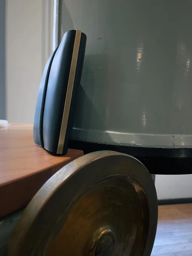 先日のトークショーへ向かう道中も、常にこのM5レザーバインダーに支えられたわけで。携帯ももちろん大事なんだけど、このアナログな相棒はもっと大事。

Even on my way to the talk show the other day, this M5 leather binder was constantly supporting me. My phone is important, of course, but this analog companion is on a whole other level of importance.
.
.
.
.
.
.
#plotter #plotter_life #drawtoday #shapetomorrow #planner