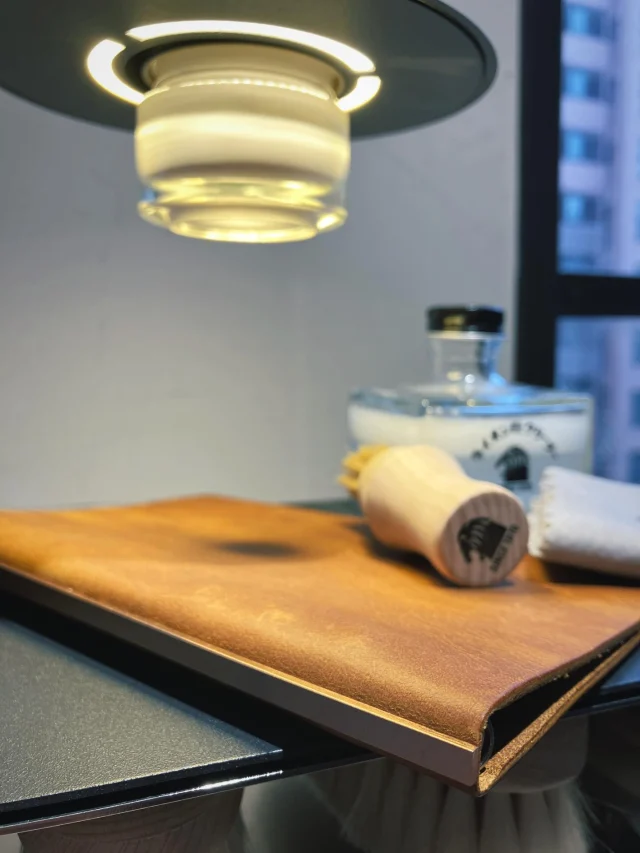 レザーバインダー“プレデター”琥珀色にぴったりな「ライオン靴クリーム社」のオリジナルクリーム。大変好評です！

Our original leather cream from Lion Shoe Cream Co. is a match made in heaven for the "Predator" binder in Amber. It’s been a huge hit with everyone!

【旗艦店取扱いアイテム】

旗艦店限定バインダーのプレデターに
ぴったりなオイルと出会いました。

ライオン靴クリーム本舗さんの
『自然から作った革オイル』

乾燥を防ぐ油脂として北海道で害獣指定され、
廃棄されていたエゾジカから採れる
「エゾジカ油」をアップサイクルして有効活用。
自然由来の成分で製造された革にも環境にも
やさしい革用固形オイルです。

香りはヒノキ・クローブ・レモン・ジンジャーの
4種の精油がブレンドされており、お手入れ時間も
リラックスしながら過ごしていただけます。

クロスに少量とり薄く広げ、
8時間ほど置いていただきます。
旗艦店ではサンプル品をご用意しておりますので
ぜひ店頭で質感や香りをお試しください！

¥2,640(税込)

#PLOTTER #PLOTTERTOKYO #ライオン靴クリーム本舗