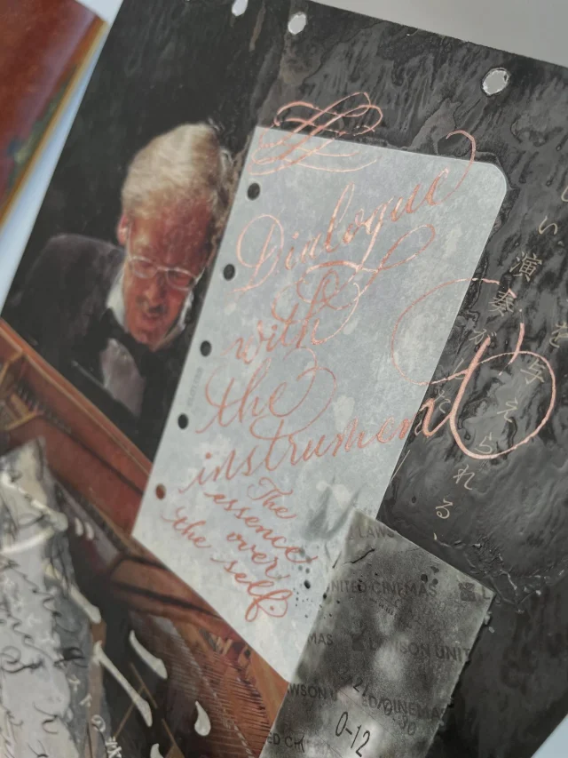 久しく映画を観る時間がとれなかった。でもこれは行きたかった。凄まじいクリエイティブな世界に浸ってきた。そういえば、映画のチラシって、アートなリフィルっぽいなーと思い、6穴を開けてみた。良き光景。これから一本見るたびに、その時の思い出をチラシにコラージュしていこう。ということで、PLOTTER TOKYOに飾ってあります。

It’s been so long since I had time for a movie, but I just had to see this one. I was completely immersed in such a stunningly creative world. It struck me that movie flyers are like artistic refills, so I punched six holes in one. It’s a beautiful sight. From now on, every time I see a movie, I’ll collage my memories onto the flyer. I’ve put this one on display at PLOTTER TOKYO.
.
.
.
.
.
.
.
.
#FindingPLOTTERTOKYO
#PLOTTERTOKYO #PLOTTER
#プロッター #プロッター東京