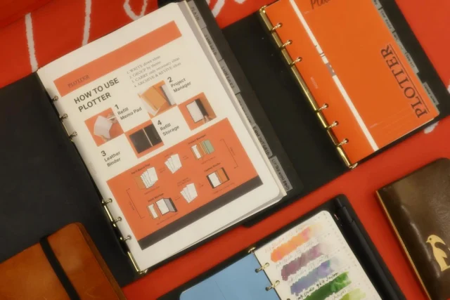 2月のカルフォルニアペンショーのフォトライブラリー。PLOTTERのハウツー極意“PLOTTERサイクル”はしっかり世界に根付きつつあります。

Scenes from the California Pen Show photo library! 📸 It’s clear that the "PLOTTER Cycle" is becoming a global standard for planners and thinkers. We’re thrilled to see our way of creating and plotting resonating with so many people across the globe.
.
.
.
.
.
.
#plotterusa #plotter #plotter_life #drawtodayshapetomorrow