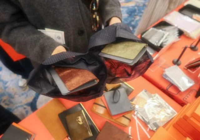 2月にロサンゼルスで行われたカルフォルニアペンショーの一場面をフォトライブラリー的にお届け。海の向こうでのPLOTTER熱は一段と盛り上がっているそうですよ。

A quick look back at the California Pen Show held in Los Angeles this February. Here’s a little photo library of the highlights! Word has it that PLOTTER fever is reaching a whole new level across the ocean. The excitement is truly incredible!

#plotterusa #plotter #plotter_life #drawtodayshapetomorrow