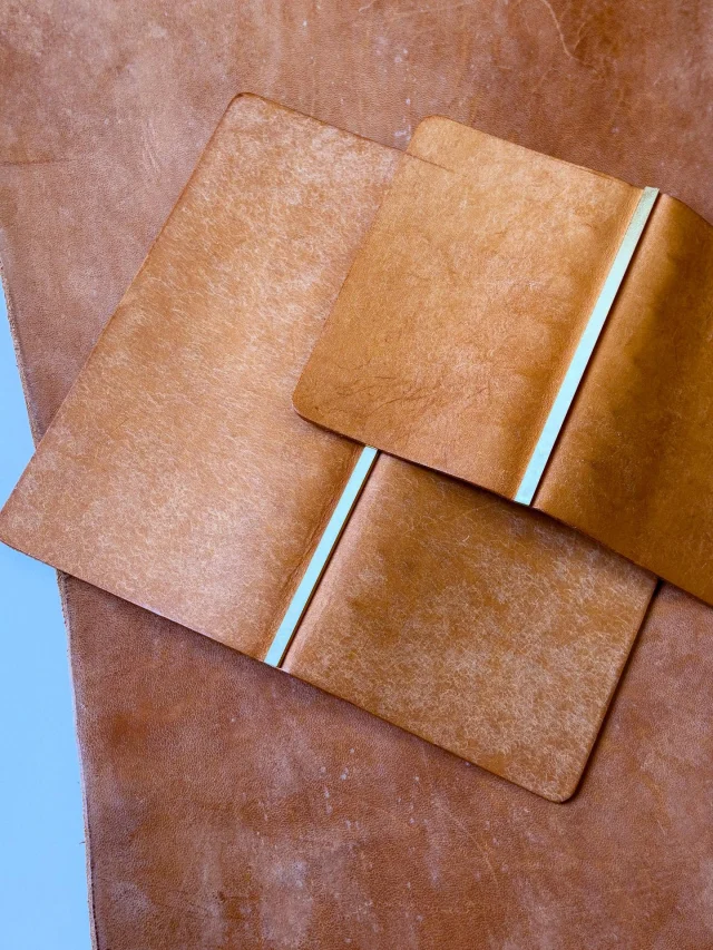 すっかりPUEBLOプエブロという革と名前が、日本の革界隈にも定着して久しいけど、この魅力はサスティナブルな感じ。人の心をずっと惹きつける力を持った革であることは間違いありません。このシリーズを始めた当初、特に大人気だったベージュ(ナチュラル)は、いつ出会っても違う表情を見せてくれるから面白いんだよなー　

Pueblo: A true legend in the leather scene. Its lasting charm is the definition of sustainable. 🌿 The Beige (Natural) was our superstar from day one, and it’s still so intriguing to see how each piece has its own unique personality. It never gets old!
.
.
.
.
.
.

#plotter_life
#what_is_plotter
#plotter
#pueblo 
#aging