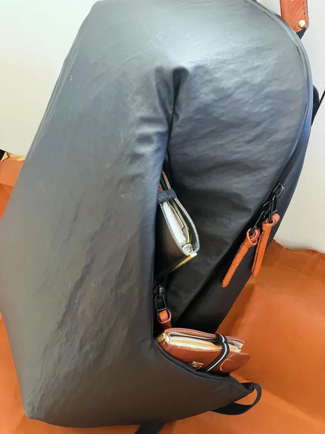 さて本日も、相棒のレザーバインダーたちを軽快に持ち運べる、これまた相棒となったデイパック“FOLD”を背負ってお出かけ。オンオフどちらにも自然に馴染むデザインなので、バッグを替えなくて済むのが超絶楽なんだよなー。

Out and about today, wearing the "FOLD" daypack. It’s become a trusted partner for carrying my leather binders effortlessly. Its versatile design transitions seamlessly between professional and casual settings, saving me the hassle of switching bags. Pure, effortless convenience.
.
.
.
.
.
.
.
#plotter #デイパック 
#プロッター #レザーバインダー #plottertokyo