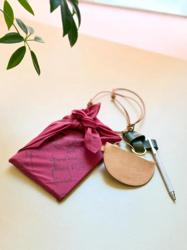 【旗艦店限定Novelty】

2階に展示している革に描かれている
マインドマップがプリントされたオリジナルハンカチ！

バインダーを包んでお出かけの
お供にしていただくのもおすすめです◎

合計33,000円（税込）以上ご購入のお客様に
1枚お渡ししております。

ぜひ店頭でご覧になってください！

※数に限りがございます。
※おひとり様1日1会計につき1枚のお渡しです。

Original handkerchiefs printed with the mind maps drawn on leather on display on the second floor! We also recommend wrapping a binder in one and taking it with you on the go!
We will give one to customers who purchase a total of 33,000 yen or more.Limited quantities. One per person per day per transaction.
・
・
・
・
・
・
#PLOTTER #PLOTTERTOKYO #novelty #handkerchief