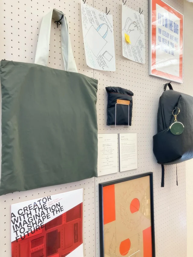 本日NEW FACEが仲間入り！
その名も“Record toteレコードトート”
PLOTTERが考えたオリジナルエコバッグです！
カーキとブラックの2色展開で、小さく折りたためます。
-—

持ち歩くのは、音のないレコード。 五感をあつめ、創造を奏でるトート。

 街で見つけた、心惹かれるカケラたち。 この正方形のトートは、レコードジャケットのように、あなたの日常の「五感」を刺激します。 帰宅して中身を取り出す瞬間。それはまるでレコードに針を落とすように記憶が蘇り、新たなインスピレーションが生まれる合図。 PLOTTERの哲学を持ち歩く、新しい道具の誕生です。

触れる ｜ レコードジャケットを思わせる心地よいハリと独特の風合い、そして抜群の撥水性。

馴染む ｜ レコード盤を包むように心地よく手に馴染む柔らかな持ち手。

魅せる ｜ あなたの感性を表現する、洗練された正方形のフォルム。

—
Carry a silent record. A tote to collect your senses and play your creation.

Small fragments of inspiration found in the city—museum tickets, cafe coasters, memories that catch your heart. This square tote stimulates your everyday senses, much like a classic vinyl sleeve.

The moment you unpack its contents at home is like dropping a needle on a record: memories rush back, and new inspiration begins to play. It is a new tool to carry the PLOTTER philosophy.

Touch: A satisfying firmness and unique texture reminiscent of a record jacket, featuring exceptional water repellency.

Fit: Soft, pouch-seam handles that settle comfortably in your hand, as if cradling a cherished vinyl record.

Style: A sophisticated square silhouette that serves as a canvas to express your personal sensibility.
.
.
.
.
.
.
.
#plotter #トートバッグコーデ 
#プロッター #レザーバインダー #plottertokyo