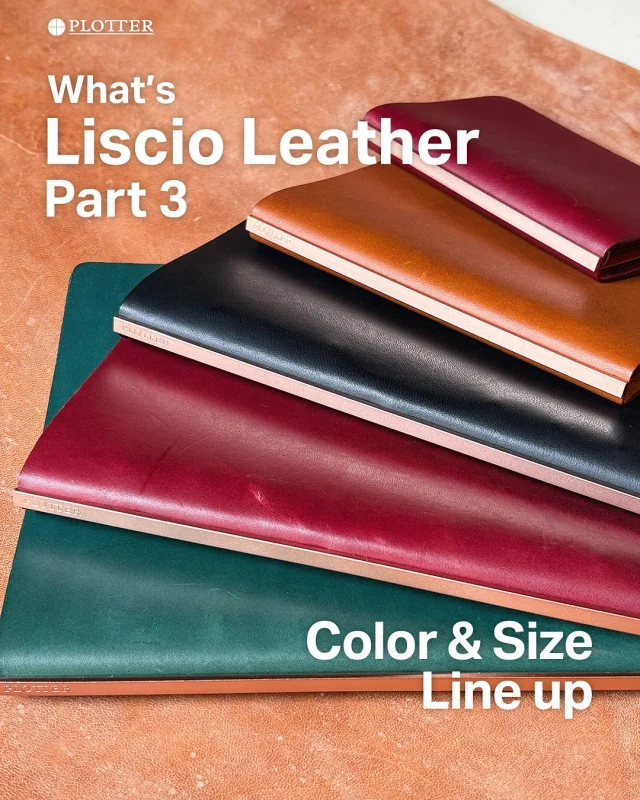 .
【リスシオのラインナップ】

「滑らかさ」を、その手に。📖✨

プエブロと並び、今やPLOTTERの顔ともいえるレザー「リスシオ」。
2018年の登場以来、その圧倒的な質感で多くのファンを虜にしてきたシリーズです。

イタリア語で「滑らかな」を意味する名の通り、
表面をあえて加工せず、革本来のキメ細やかさを活かしたスムース仕上げ。

使い始めはさらりとマットで、凛とした表情。
それが、毎日手に触れることで内側からじんわりと光沢が増し、
吸い付くようなしっとりとした手馴染みへと「深化」していきます。

派手な変化ではないけれど、
時を重ねるほどに手放せなくなる、静かで上質な美しさが魅力です。

【サイズ展開】
・A5 / バイブル / ナロー / ミニ / ミニ5
（※ミニ5サイズは2024年に待望の仲間入り！）

【カラーバリエーション】
・ブラック / ブラウン / ワイン / ブルー
（※リスシオらしい、奥行きのある上品な4色展開）

特別なメンテナンスは必要ありません。
「今日もお疲れ様」と、一日の終わりに手に取って、
そのしっとりとした質感に癒やされてください。

シンプルだからこそ、素材の良さが際立つ。
あなたと共に時を刻む、一生ものの相棒を育ててみませんか。

#plotter_life
#what_is_plotter