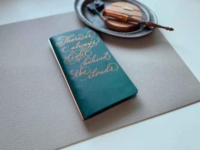 この色は例えると何色なのかな。リスシオのブルーですが、グリーンとブルーの間にある不思議な色合いです。銅や青銅が酸化すると生成される錆の色“緑青”にも似た深みのあるブルーグリーンとも言えるかな。この不完全で移り気な魅力ある色はコッパーカラーのバックプレートとの相性も実に良い。これはまさにブルーパティーナだ。

What do we call this elusive shade? Liscio Blue lives in the delicate space between blue and green. It mirrors the deep, soulful hue of ‘Verdigris’—the living patina born from the oxidation of copper and bronze. This imperfect, fickle beauty finds its perfect harmony with the copper backplate. It is, quite literally, a Blue Patina.

.
.
.
.
.
.
.
.
.
.
.
#plotter #plotter_life #drawtoday #shapetomorrow #ナローサイズ