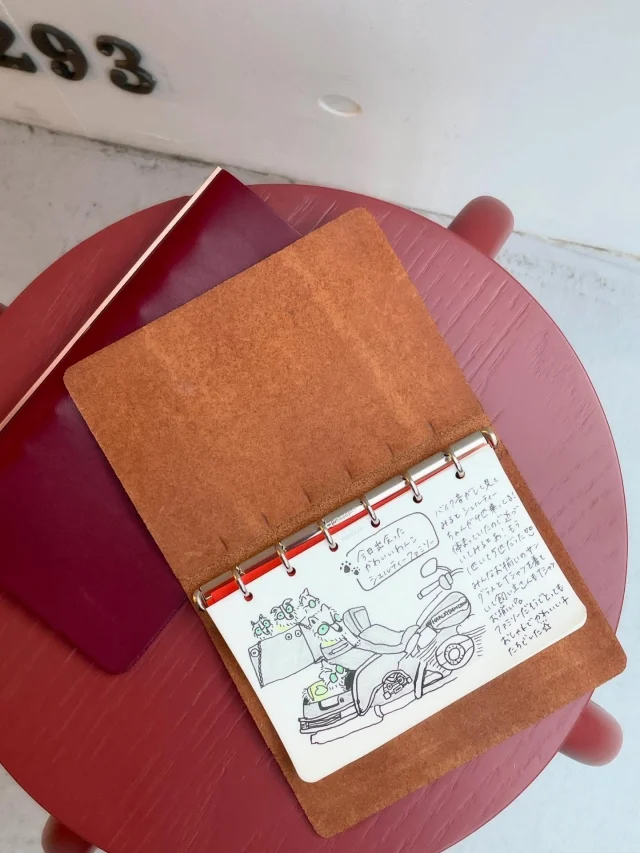 PLOTTERTOKYOのレザーバインダーサンプルには、スタッフたちのリアルなハウツーがたくさん詰まっています。革だけではなく、ぜひ、楽しくも創造的なリフィルの世界もお楽しみください。
.
.
.
.
.
.
.
#FindingPLOTTERTOKYO
#PLOTTERTOKYO #PLOTTER
#プロッター #プロッター東京