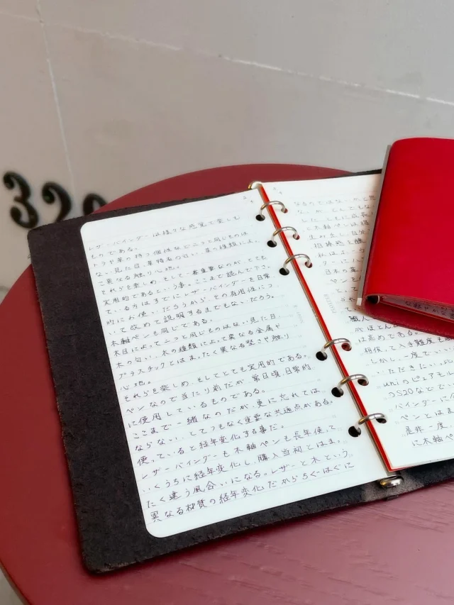 PLOTTERTOKYOのレザーバインダーサンプルには、スタッフたちのリアルなハウツーがたくさん詰まっています。革だけではなく、ぜひ、楽しくも創造的なリフィルの世界もお楽しみください。
.
.
.
.
.
.
.
#FindingPLOTTERTOKYO
#PLOTTERTOKYO #PLOTTER
#プロッター #プロッター東京