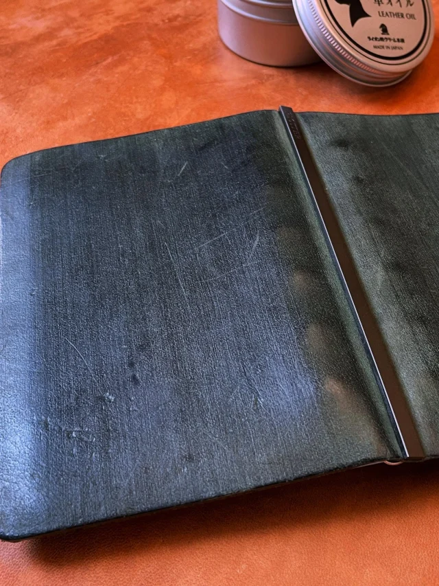 やっぱり少し濃くなって艶が上がりましたかね。ホースヘアーIIのグリーンミニサイズの片面に、“自然から作った革オイル”を塗ってみました。オイル感も加わり、手への馴染み感が爆上がりです。

「自然から作った革オイル」は @plotter_tokyo で取り扱い中です。

Look at that transformation! I applied our ‘Nature-derived Leather Oil’ to one side of my Horse Hair II Green Mini. The color has deepened beautifully, and the sheen is on another level. But the best part? The hand-feel has skyrocketed—it’s so supple and fits perfectly in my palm now. You can find this oil at @plotter_tokyo.

.
.
.
.
.
.

#plotter_life
#what_is_plotter
#plotter
#aging