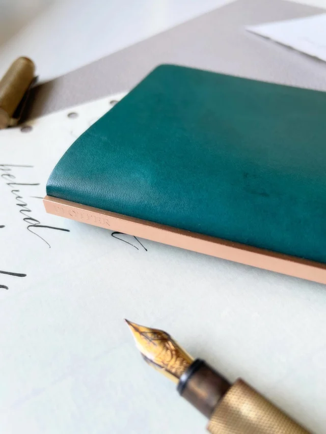 リスシオは販売開始当初とてもおとなしいスタートでした。最初は控えめなマット感を漂わせたベジタブルタンニンレザー。しかしながら、ひとたびそのエイジングの美しさを知ると虜になってしまう魔力的なものを秘めている革です。上品に、じわじわと、自分の相棒に育っていく姿はとても愛おしいもの。このブルーも、深く、濃く、そして輝きを伴って変化していきます。

Liscio had humble beginnings, starting with a quiet, understated matte finish. But this vegetable-tanned leather hides a magical allure—once you witness the beauty of its aging, there’s no turning back. It matures gracefully and steadily into a lifelong companion. Even this Blue will transform, deepening into a dark, profound shade with a lustrous, radiant glow.

.
.
.
.
.
.
.
.
.
.
.
.
.
.
.
.
.
.
.
.
.
.
plotter plotter_life drawtoday shapetomorrow ナローサイズ