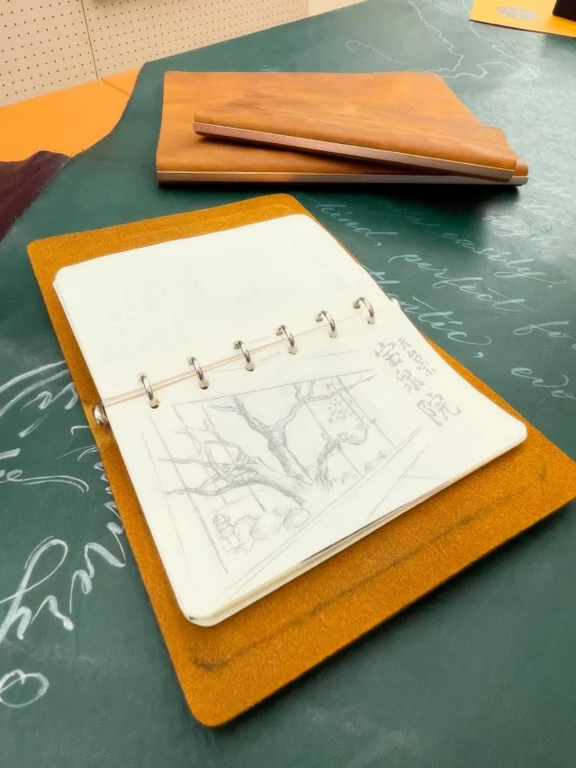 PLOTTERTOKYOのレザーバインダーサンプルには、スタッフたちのリアルなハウツーがたくさん詰まっています。革だけではなく、ぜひ、楽しくも創造的なリフィルの世界もお楽しみください。
.
.
.
.
.
.
.
#FindingPLOTTERTOKYO
#PLOTTERTOKYO #PLOTTER
#プロッター #プロッター東京