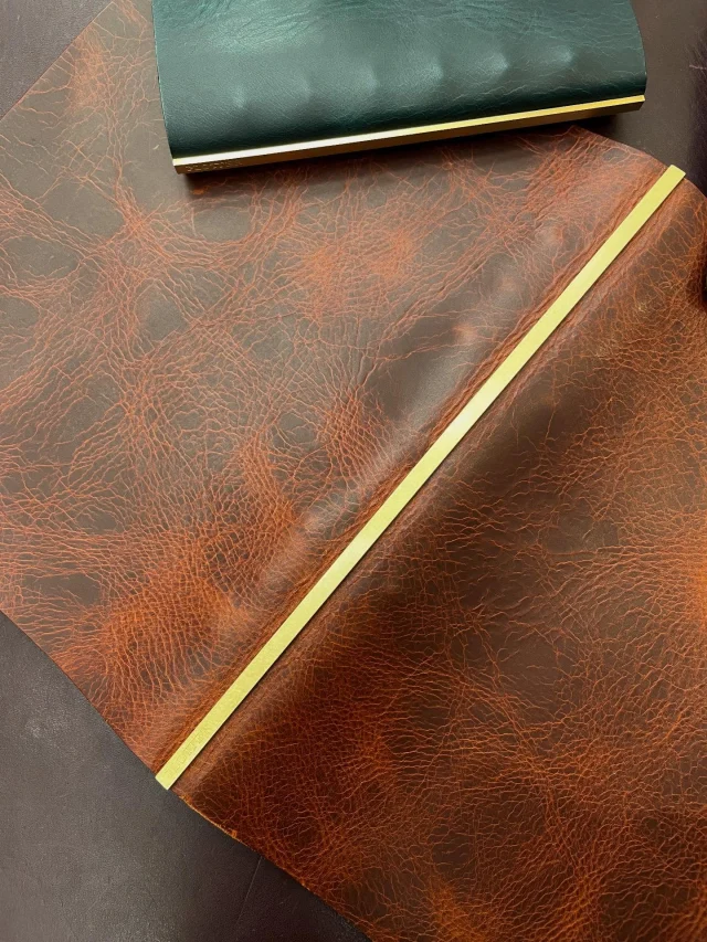 このブラウンのゆらめき。もはやアート。

The undulation of this brown... it’s pure art.

---

イタリア語で「ワックスレザー」のことを「pelle ceraペッレチェッラ」と言いますが、ここからシリーズ名の『pelcera　ペルセラ』が生まれました。

PLOTTERはこれまでも特にイタリア・バダラッシカルロ社の素材の魅力をレザーバインダーを通して伝えてきました。その風合いと質感は1枚革そのままで構成されるレザーバインダーにとって欠かせないマテリアルです。そのバダラッシカルロ社にはまだまだ魅力的な素材が眠っており、PLOTTER TOKYOでは旗艦店リミテッドエディションを新たに展開していきます。プルアップでさまざまな表情を見せるTHE個性の塊のレザーは、たくさんの個性が集まり生まれる場所である旗艦店との親和性を備え、PLOTTERの5大コンセプトのひとつ“change-maker”を象徴するかのようにその表情が自在に変化させます。

Derived from the Italian pelle cera (wax leather), our new series ‘pelcera’ has arrived. PLOTTER has long been a storyteller for the exquisite materials of Badalassi Carlo—textures that are indispensable for our single-sheet leather binders. To celebrate the opening of PLOTTER TOKYO, we are launching a Flagship Limited Edition featuring a leather that is, quite literally, a 'concentrated mass of individuality.' Its dynamic pull-up effect shifts and evolves, mirroring the diverse personalities that gather at our flagship store. It is a living symbol of our 'change-maker' philosophy, transforming its expression as freely as the thoughts you pen within.
.
.
.
#plotter #plotter_life #youareaplotter #プロッター #plottertokyo