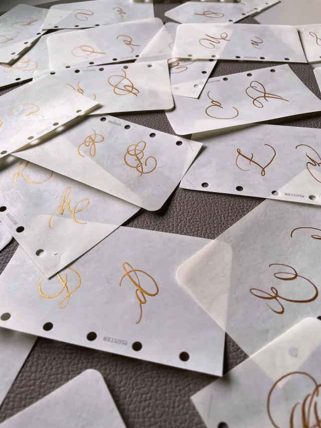 M5サイズのリフィルにアルファベットを1文字ずつ描きまして。PLOTTERTOKYOのアートボードに飾ってあります。ご自分のイニシャルをピックアップしてレザーバインダーと記念写真はいかが？

M5 Refills x Hand-drawn Initials. 🖋️✨
We’ve drawn each letter of the alphabet on our M5 refills, now on display at the PLOTTER TOKYO artboard. Why not find your own initial and snap a commemorative photo with your leather binder? It’s the perfect way to celebrate your unique creative journey. Don’t forget to tag us! 📸
・
・
・
・
・
#plotter #m5
#プロッター #レザーバインダー #plottertokyo