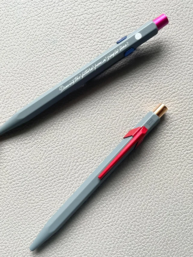 書くという行為は超アナログで、AI全盛の今となっては手間のかかることかもしれませんが、PLOTTERは人の創造の原点であるそれのポテンシャルを信じています。だから、当然のように書くための道具にはこだわるわけですが、遠いスイス発祥のカランダッシュの歴史あるペン作りは、PLOTTERにたくさんの刺激を与えてくれています。

この度、嬉しことに、デザインも機能も、PLOTTERレザーバインダーと相性バッチリのカランダッシュのイベントをまた開催できることになりました！ぜひマイレザーバインダーとのカラーコーディネートを楽しんでください。
ーーー
「カランダッシュ + me ボールペン＆メカニカルペンシル」
カスタマイズイベントをPLOTTER TOKYOで開催！

通常の「カランダッシュ + me 」のカスタマイズのカラーラインアップに加えて、今回PLOTTERのために、普段展開されていない“アンスラサイトグレー”のボディを特別にご用意いただきました。もちろん、PLOTTERの手書きメッセージプリントも入っています。
ぜひ、皆様のお越しをお待ちしております！

※画像はカスタマイズの一例になります

日時：
4/10（金）12時～18時まで受け付け
4/11（土）12時～18時まで受け付け

アンスラサイトグレーのカスタマイズ ボールペン
上代：11,000円（税込）

@carandache_japan 

“Caran d’Ache + me” Customization Event at PLOTTER TOKYO!

We are thrilled to announce a special collaboration event. In addition to the standard “Caran d’Ache + me” lineup, we have secured an exclusive “Anthracite Grey” body specifically for this PLOTTER event—a sophisticated shade not usually available. Each pen also features PLOTTER’s signature handwritten message print. Don't miss this chance to create your own unique writing tool. 

Dates: April 10 & 11 | 12:00 – 18:00
Price: 11,000 JPY (tax incl.)

.
.
.
.
.
.
.
.
#plotter #plotter_life #drawtoday #shapetomorrow #カランダッシュ