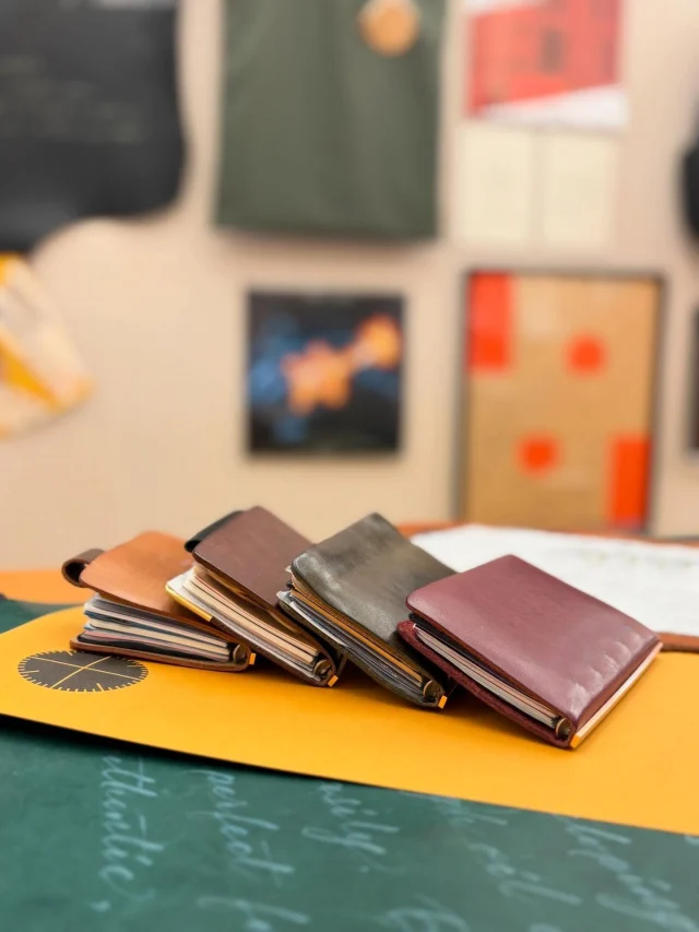 ・
スタッフ愛用のM5バインダーたち。
リフィルの組み合わせやセットする枚数も違うので
それぞれ厚みもバラバラで個性が出ています。

ポケットに収まるこのサイズの便利さ、多様性。
メモとしてはもちろん、カードケースやお財布代わりと使い手によって様々な用途に対応してくれます。

自由にリフィルを組み合わせて、
ご自身色のバインダーを選ばれてみてはいかがでしょうか。
組み合わせにお悩みの時はぜひスタッフにもご相談ください。

ご来店お待ちしております。
・
・
・
・
・
・
#plotter #m5
#プロッター #レザーバインダー #plottertokyo