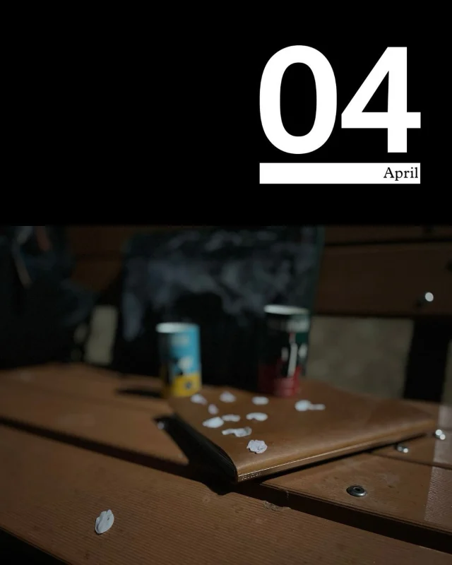 .
今月の #plotter2026monthlytopic は
【桜とPLOTTER】

■スタッフＳ：
「このPREDATOR琥珀を手に取って早くも3カ月が過ぎた。すでにその姿は何年も使い込んだ顔をしている。育つ革は愛おしくなると言うが、A5サイズのこれも間違いなくその1冊だ。激しいプルアップも主張過ぎることなく風景に溶け込む。自然が生み出した素材故なのだろう。

夜の公園の灯りのもと、ふとページを開き今日を振り返る。ほんの一瞬の、雅なこの時期にもなじむレザバイ。暗がりの中、淡いピンクの花びらと琥珀の会話は艶やかで秘密めいている。一枚一枚の花びらは、まるでリフィルに書き留めたアイデアのように自由に舞う。

ぽつりと小さな雨粒が落ちてきて、それをなんのことなく受け止めるオイリーなレザバイ。こんなたのもしいレザバイとの距離感が自分にはぴったりだ。

これからもよろしく、琥珀殿。

Reflections in Amber and Pink.
Three months with the PREDATOR Amber, and its character has already matured beyond its years. This A5 binder is the epitome of leather that ‘grows’ with its owner. The bold pull-up texture breathes with its surroundings, a testament to its organic origins.
Tonight, beneath the cherry blossoms and streetlights, I record my thoughts. The dialogue between the delicate petals and the rich leather is one of quiet maturity. When a light rain begins to fall, the oil-rich surface shields the pages—a reliable partner in every sense. This is the perfect intimacy for a creative tool. To many more years, Lord Amber.」

#plotter2026monthlytopic
#plotter_桜とplotter 
#plotter #plotter_life #youareaplotter