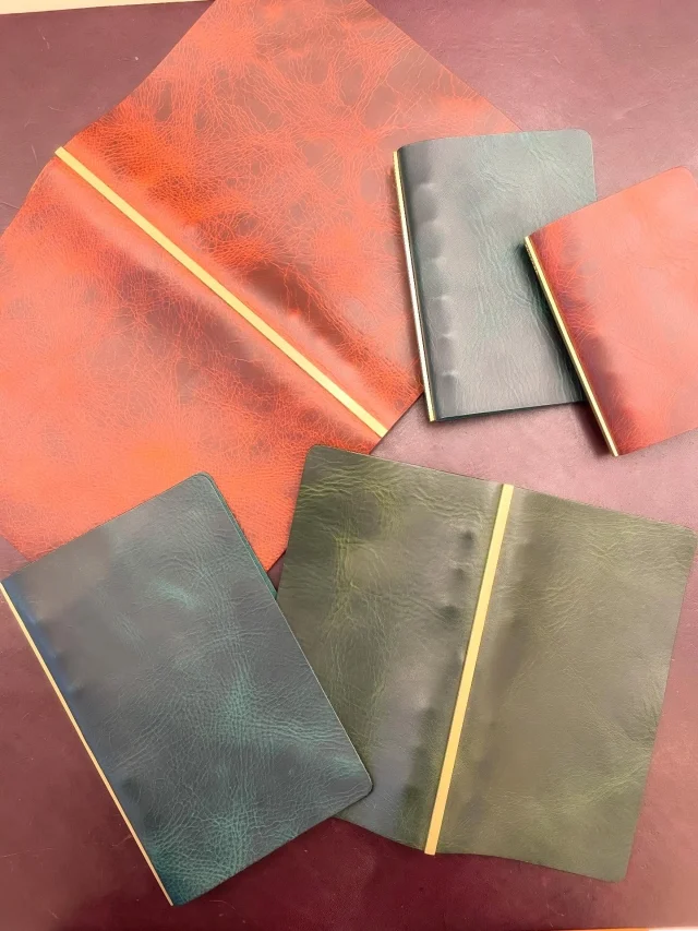 イタリア語で「ワックスレザー」のことを「pelle ceraペッレチェッラ」と言いますが、ここからシリーズ名の『pelcera　ペルセラ』が生まれました。

PLOTTERはこれまでも特にイタリア・バダラッシカルロ社の素材の魅力をレザーバインダーを通して伝えてきました。その風合いと質感は1枚革そのままで構成されるレザーバインダーにとって欠かせないマテリアルです。そのバダラッシカルロ社にはまだまだ魅力的な素材が眠っており、PLOTTER TOKYOでは旗艦店リミテッドエディションを新たに展開していきます。プルアップでさまざまな表情を見せるTHE個性の塊のレザーは、たくさんの個性が集まり生まれる場所である旗艦店との親和性を備え、PLOTTERの5大コンセプトのひとつ“change-maker”を象徴するかのようにその表情が自在に変化させます。

Derived from the Italian pelle cera (wax leather), our new series ‘pelcera’ has arrived. PLOTTER has long been a storyteller for the exquisite materials of Badalassi Carlo—textures that are indispensable for our single-sheet leather binders. To celebrate the opening of PLOTTER TOKYO, we are launching a Flagship Limited Edition featuring a leather that is, quite literally, a 'concentrated mass of individuality.' Its dynamic pull-up effect shifts and evolves, mirroring the diverse personalities that gather at our flagship store. It is a living symbol of our 'change-maker' philosophy, transforming its expression as freely as the thoughts you pen within.
.
.
.
#plotter #plotter_life #youareaplotter #プロッター #フラッグシップ 直営店 原宿 flagshipstore