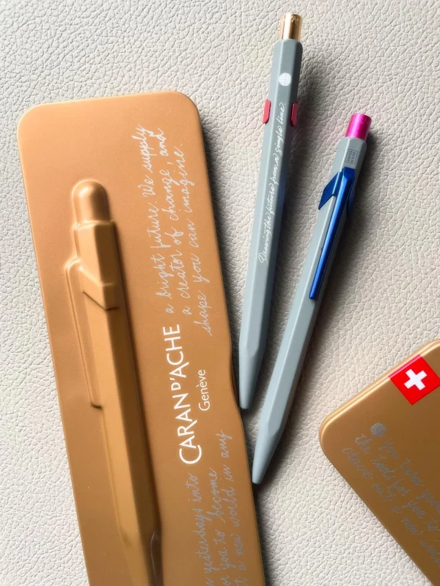 書くという行為は超アナログで、AI全盛の今となっては手間のかかることかもしれませんが、PLOTTERは人の創造の原点であるそれのポテンシャルを信じています。だから、当然のように書くための道具にはこだわるわけですが、遠いスイス発祥のカランダッシュの歴史あるペン作りは、PLOTTERにたくさんの刺激を与えてくれています。

この度、嬉しことに、デザインも機能も、PLOTTERレザーバインダーと相性バッチリのカランダッシュのイベントをまた開催できることになりました！ぜひマイレザーバインダーとのカラーコーディネートを楽しんでください。
ーーー
「カランダッシュ + me ボールペン＆メカニカルペンシル」
カスタマイズイベントをPLOTTER TOKYOで開催！

通常の「カランダッシュ + me 」のカスタマイズのカラーラインアップに加えて、今回PLOTTERのために、普段展開されていない“アンスラサイトグレー”のボディを特別にご用意いただきました。もちろん、PLOTTERの手書きメッセージプリントも入っています。
ぜひ、皆様のお越しをお待ちしております！

※画像はカスタマイズの一例になります

日時：
4/10（金）12時～18時まで受け付け
4/11（土）12時～18時まで受け付け

アンスラサイトグレーのカスタマイズ ボールペン
上代：11,000円（税込）

@carandache_japan 

“Caran d’Ache + me” Customization Event at PLOTTER TOKYO!

We are thrilled to announce a special collaboration event. In addition to the standard “Caran d’Ache + me” lineup, we have secured an exclusive “Anthracite Grey” body specifically for this PLOTTER event—a sophisticated shade not usually available. Each pen also features PLOTTER’s signature handwritten message print. Don't miss this chance to create your own unique writing tool. 

Dates: April 10 & 11 | 12:00 – 18:00
Price: 11,000 JPY (tax incl.)

.
.
.
.
.
.
.
.
#plotter #plotter_life #drawtoday #shapetomorrow #カランダッシュ