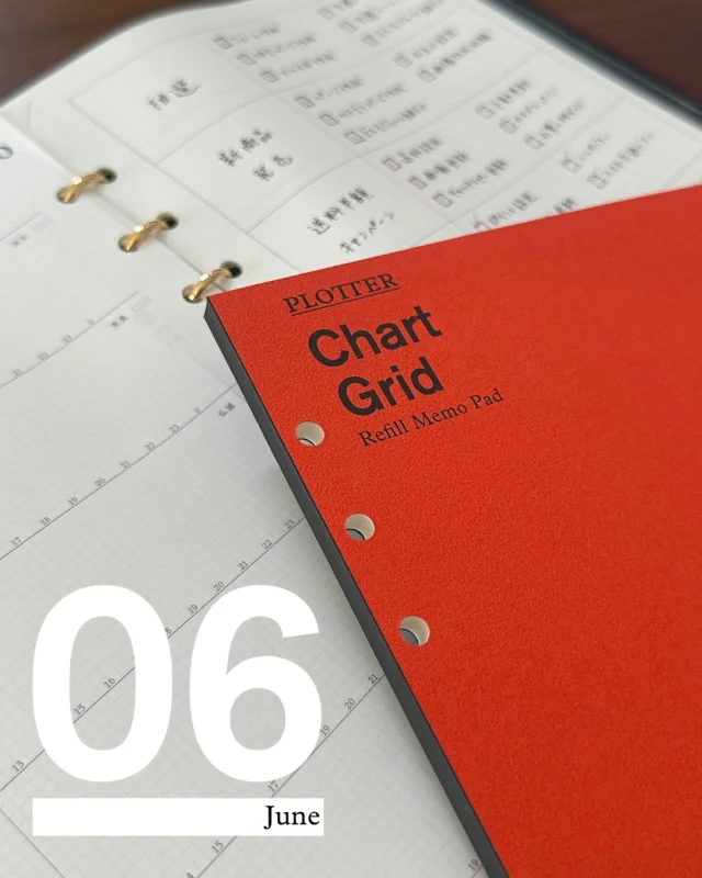 今月の #plotter2026monthlytopic は
【お気に入りリフィル】

■スタッフY：
「今回のお題で何を紹介しようかなと考えて、
以前から使ってみたかった、
プロッターオンラインショップ限定の
チャートグリッドを使用してみました！

タスク管理や見たドラマの感想を書いてみたのですが、
このチャートグリッドのフォーマットは、
頭が整理される、すっきりすることに感動しました♪

このリフィルは元々ノートパッドで販売していたものを、
リフィルメモパッドとしてリニューアルしたものです。
ノートパッド時代は枠が10枠だったのですが、リニューアルで7枠となりました。

7枠となったことで、日付無しのウィークリーリフィルとしても使用できるので、
日付無しを使いたい方にもおすすめです。

サイズはA5サイズのみですが、気になった方はぜひ、
プロッターオンラインショップでチェックしてみてください＾＾」

みなさんもぜひ #plotter_お気に入りリフィル のハッシュタグをつけて投稿してください♪
.
.
.
.
.
.
.
.
.
#plotter #plotter_life #youareaplotter