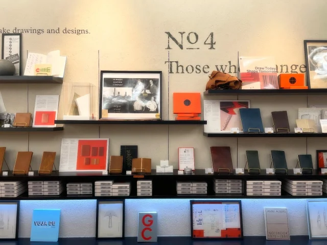 開店から半年が過ぎましたが、早くも2階のリミテッドエディションフロアは変化を見せ始めています。少しずつ新しい仲間が増えたり。PLOTTERTOKYOはクリエイティブな実験の場。
この時期はタイミング的にラインアップがとても充実しています。
これからもいろいろな変化をお届けしてまいります。

Six months have flown by since our opening, and already, the 2nd-floor Limited Edition floor is beginning to evolve. Little by little, new additions are joining the lineup. PLOTTER TOKYO is a laboratory for creative experimentation—a place where ideas take flight. We look forward to sharing its continuous transformation with you.
.
.
.
.
.
.
.
.
#plotter #plotter_life 
#プロッター #レザーバインダー #システム手帳