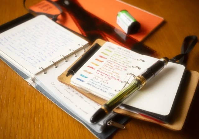 M5スクエアはM5サイズのワイド拡張版の正方形。自由な使い方を想起させる正方形はクリエイティブマインドを喚起する。M5との併用でリフィルを行き来させても面白い。あえてテレコにリフィルサイズを入れかえてみても使える。リングシステムの世界のハウツーは無限だ。

M5 Square is a wide, square expansion of the classic M5 size. There’s something about a square canvas that naturally sparks the creative mind and invites free-form thinking. It’s fascinating to move refills back and forth between the two. You can even try a 'tereko' style—alternating different refill sizes for a playful, custom layout. In the universe of ring systems, the possibilities for how you use them are truly infinite.
.
.
.
.
.
.
.
.
.
.
.
#plotter #plotter_life #drawtoday #shapetomorrow #m5