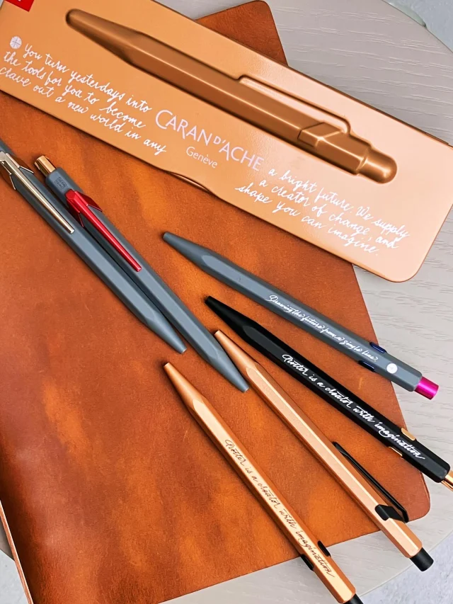 「カランダッシュ + me ボールペン＆メカニカルペンシル」
カスタマイズイベントをPLOTTER TOKYOで開催！

カスタマイズのラインアップに加え、ローズゴールドのリミテッドエディション(完成品)も取り揃えてお待ちしております。

ーーー

通常の「カランダッシュ + me 」のカスタマイズのカラーラインアップに加えて、今回PLOTTERのために、普段展開されていない“アンスラサイトグレー”のボディを特別にご用意いただきました。もちろん、PLOTTERの手書きメッセージプリントも入っています。
ぜひ、皆様のお越しをお待ちしております！

※画像はカスタマイズの一例になります

日時：
4/10（金）12時～18時まで受け付け
4/11（土）12時～18時まで受け付け

アンスラサイトグレーのカスタマイズ ボールペン
上代：11,000円（税込）

@carandache_japan 

“Caran d’Ache + me” Customization Event at PLOTTER TOKYO!

We are thrilled to announce a special collaboration event. In addition to the standard “Caran d’Ache + me” lineup, we have secured an exclusive “Anthracite Grey” body specifically for this PLOTTER event—a sophisticated shade not usually available. Each pen also features PLOTTER’s signature handwritten message print. Don't miss this chance to create your own unique writing tool. 

Dates: April 10 & 11 | 12:00 – 18:00
Price: 11,000 JPY (tax incl.)

.
.
.
.
.
.
.
.
#plotter #plotter_life #drawtoday #shapetomorrow #カランダッシュ