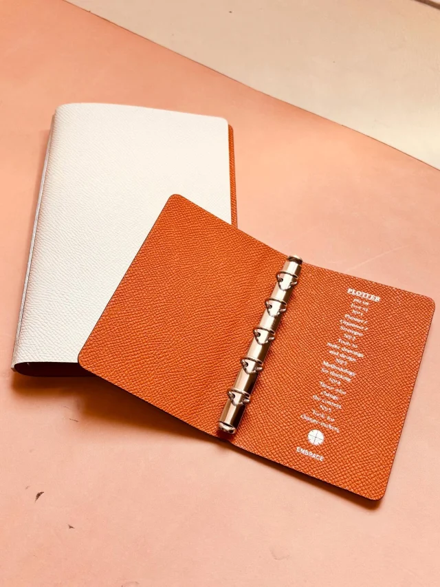 【旗艦店限定バインダー】

フラグシップモデルの限定バインダーに新しいシリーズが加わりました。
その名も「ボレロ」

バインダーを開けると表とは異なったカラーリング。
フラッグシップモデルのEmbrace同様、革貼り込み職人によって作られ、
両面エンボス加工が施されたラグジュアリー感溢れる仕上がりになりました。

内側のロゴもすべて箔押しというPLOTTER初の試み。
使い込むほど艶が増し、柔らかくなっていく過程をお楽しみください。

Embrace　ボレロ
カラー：ベージュ、グレー、ブラック
A5サイズ　¥29,700 (税込)
バイブルサイズ　¥24,200 (税込)
M5サイズ　¥17,600 (税込)